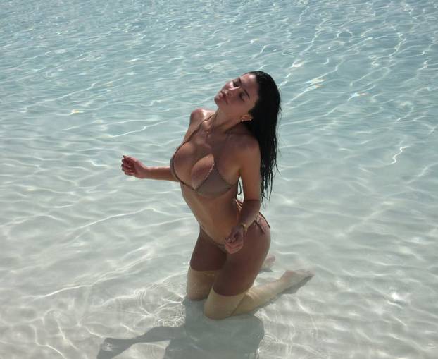 FOTO Kylie Jenner valja se u tangicama po vrućem pijesku: 'Ajme, gdje ti se sve uvukao!'