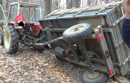 Traktorom upao u rupu, pa mu se prevrnula prikolica s drvima