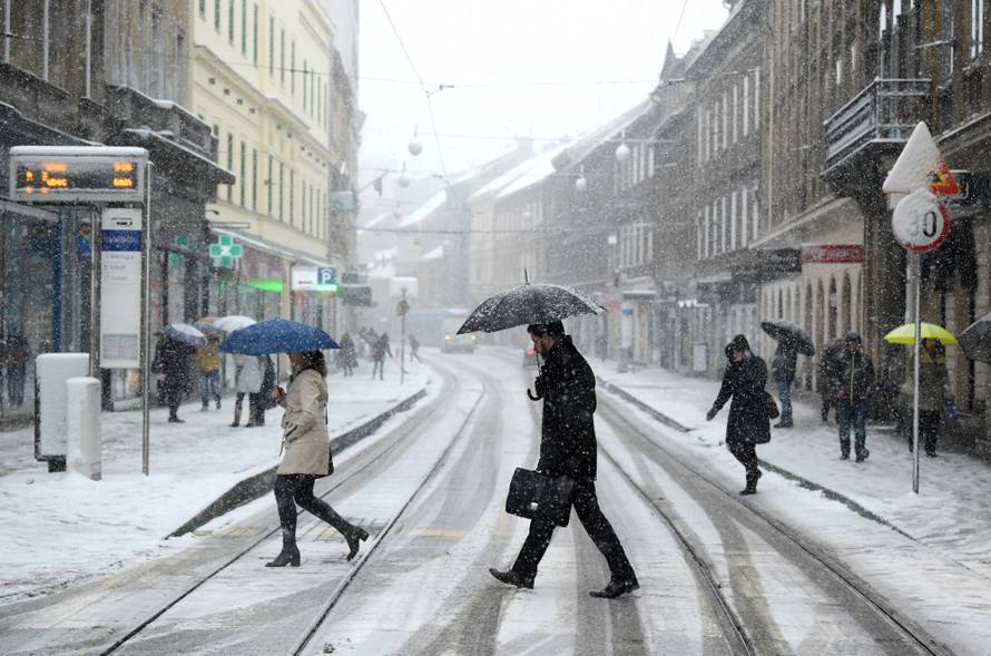 HGSS nepokretnom muškarcu kod Gračaca donio hranu i drva
