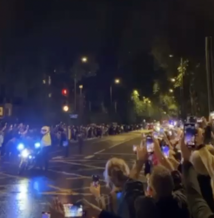 VIDEO Kraljičin lijes stigao u London: Vlada velika tuga, ljudi su pred palačom čekali satima