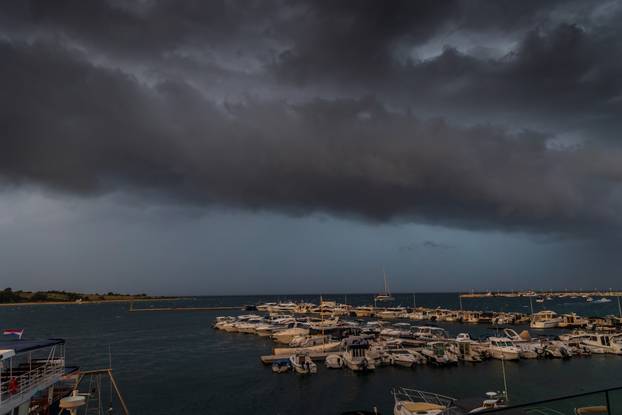 Novalja: Dolazak olujnog nevremena nad Novalju