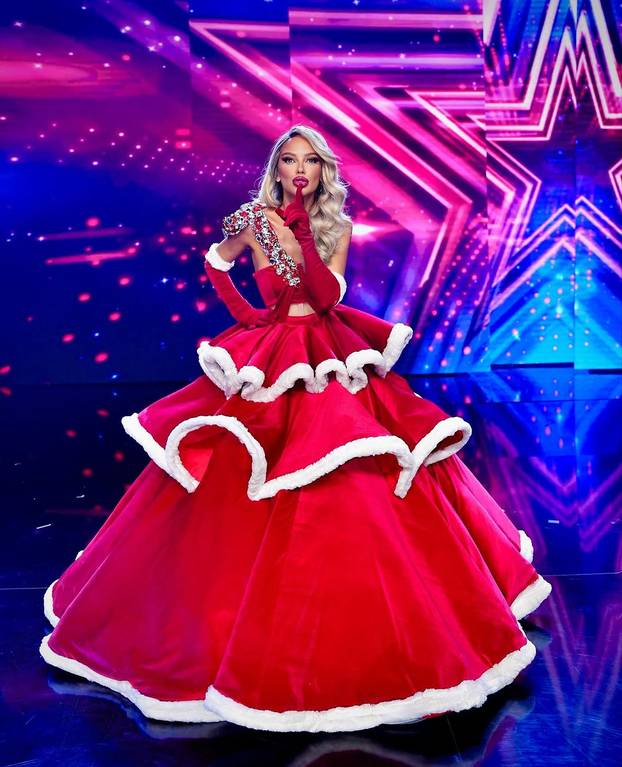 Seksi blagdanske kombinacije slavnih dama: Maja Šuput kao Mrazica, a Kim u crvenoj koži