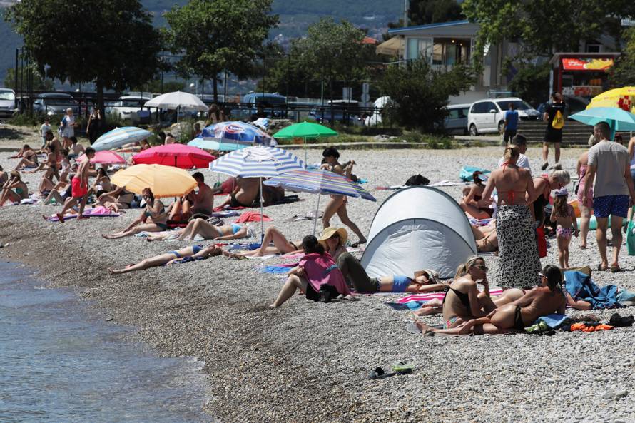 Rijeka: Kupači na gradskoj plaži na Kantridi.