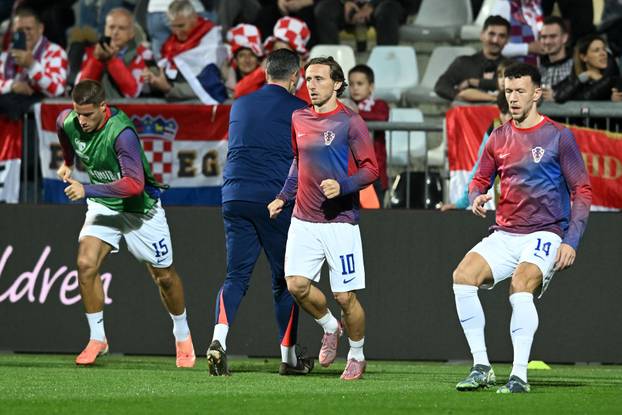 Rijeka: Zagrijavanje nogometaša uoči početka utakmice između Hrvatske i Farskih otoka u kvalifikacijama za FIFA Svjetsko prvenstvo