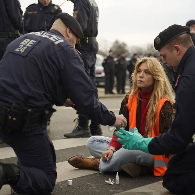 FOTO Klima-Shakira u središtu skandala. Atraktivna Anja htjela oštetiti Merzov avion