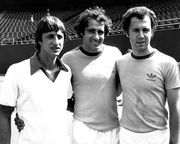 Football: Franz Beckenbauer and Johan Cruyff at Cosmos