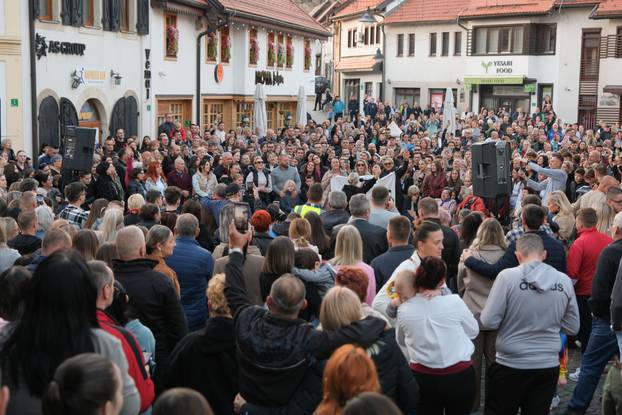 Građani Tešnja zapjevali Halidovu pjesmu o njihovom mjestu "Iznad Tešnja"