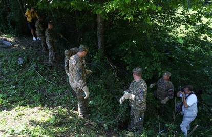 Slovenija simbolički odstranila prve metre žičane ograde