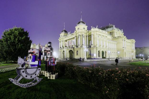 Ispred HNK u Zagrebu postavljene su figure Orašara