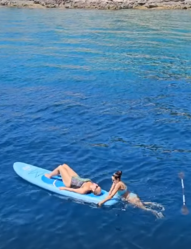 Vruće ljetne igrice Ive Todorić i prijateljice na obali: Pokazala je figuru u badiću, bila na SUP-u...