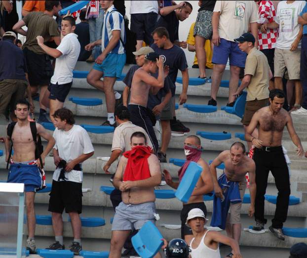 Makljaža Hrvata i Srba usred Kranja: Letjele stolice, policija je tukla, a finale jedva završilo