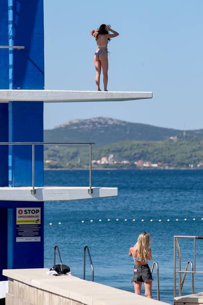 Zadar: Sunčan rujanski dan iskorišten za kupanje i skakanje u more