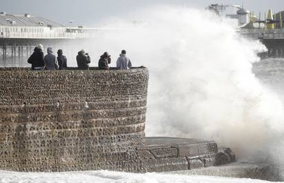 Britanska obalna straža moli građane da ne fotkaju 'selfije' dok traje oluja: 'Nije vrijedno!'