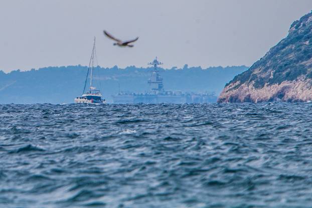 Najveći ratni brod ikada sagrađen, USS Gerald R. Ford, uplovio ispred Splita 