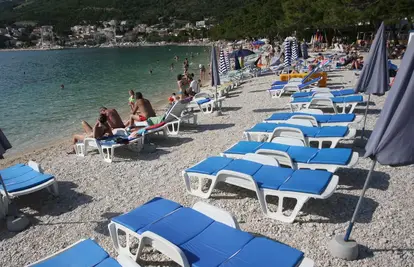 Okršaj u Baškoj Vodi: Turist bacio ležaljku u more, vikao na koncesionara da je makne