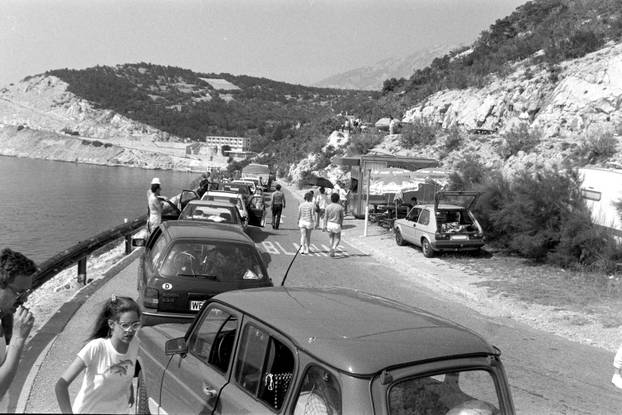Prometne gužve prema trajektnoj luci u Jablancu, srpanj 1990.
