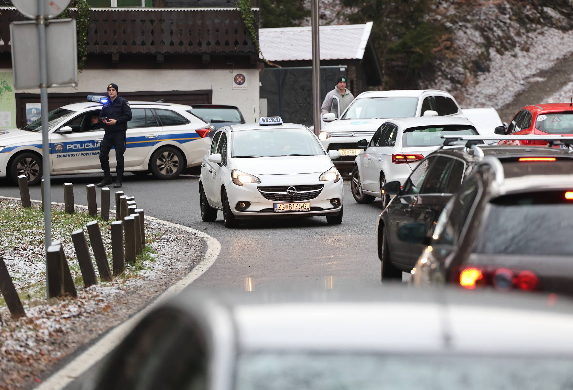 Policija zatvorila sljemensku cestu zbog gužve na vrhu