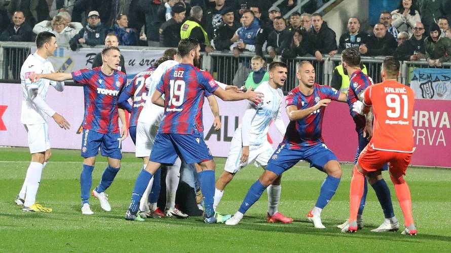 Livaja zaštitio suigrače: Primio huligana i uhvatio ga oko vrata