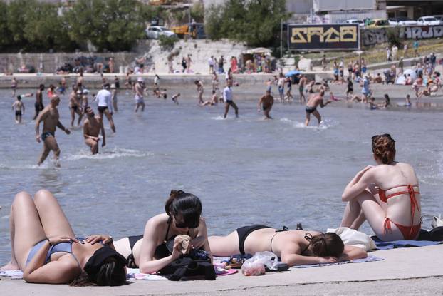 Split: Bačvice pune kupača uslijed toplog vremena