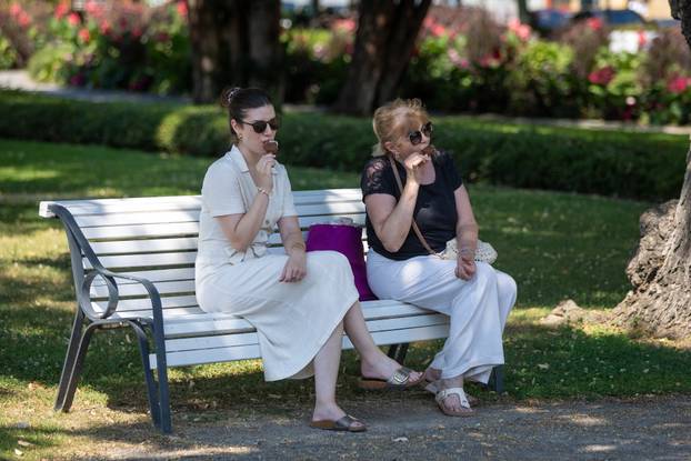 Osijek: Bijeg od vrućina mnogi su tražili u hladu, a najmlađi u igri s vodom kod fontane