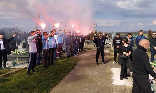 Bakljadom i plotunom ispraćen Sikirica, najstariji Ultras Cibalije