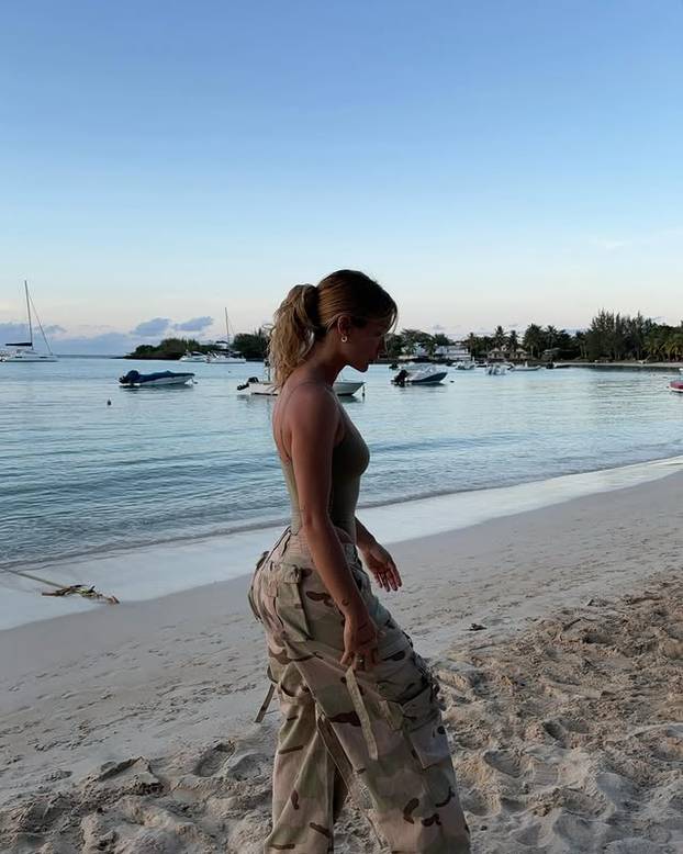 FOTO Može se i bez OnlyFansa! Zavela je milijune savršenim tijelom koje pokazuje na plaži