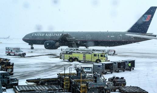 FOTO Kaos u SAD-u: Masovno otkazani letovi, du&cacute;ani prazni - sti&zcaron;e razorna zimska oluja