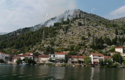 Požar na Orlovcu još traje, ali nema opasnosti za kuće