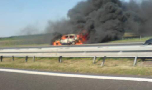 Opet gorilo kod Ježeva, na autocesti planuo automobil