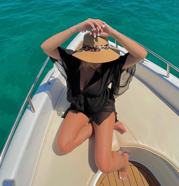 FOTO Zanosna plavuša bodrit će češkog golmana protiv Hrvatske