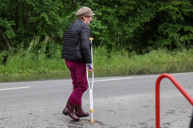 U karlovačkom naselju Selce evakuirali stariju ženu iz poplavljene kuće