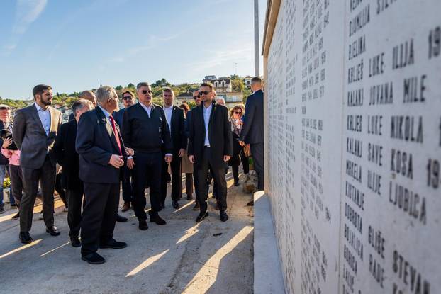 Drvenik Veli: Predsjednik Zoran Milanović položio je vjenac na spomen obilježju “Majka Domovina”