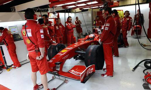 Ferrari zbog intervencije iz boksa novčano kažnjen