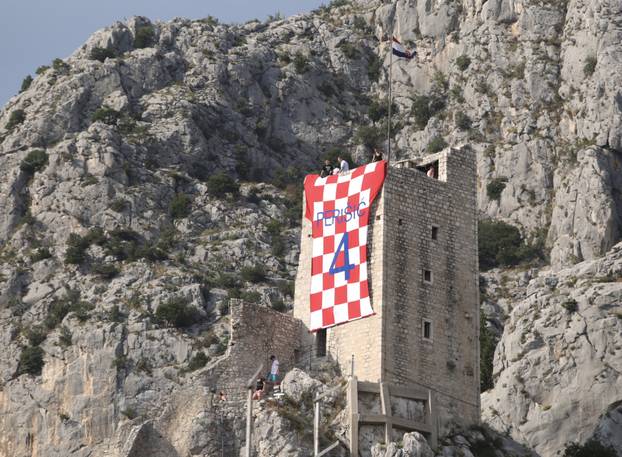 Omiš: Na tvrđavi Mirabela osvanuo divovski dres Ivana Perišića