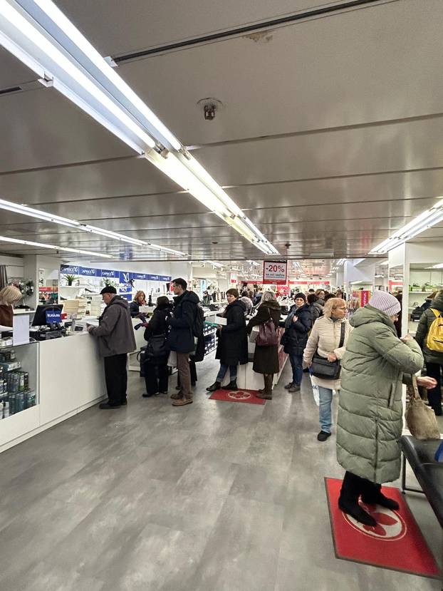 FOTO Velika rasprodaja zbog zatvaranja Name: 'Dućani su krcati, ovako nije niti za Božić'