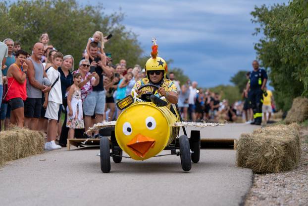 Senj: Održana 1. Senjska maškarana utrka 'Gravity race Senj 2025' podno tvrđave Nehaj
