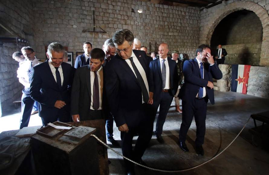 Premijer Plenković na Golom otoku odao počast žrtvama totalitarnih i autoritarnih režima