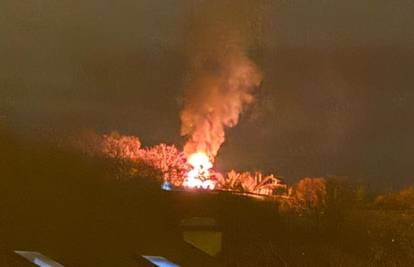 FOTO/VIDEO Izbio je požar na kući u Zagrebu. Čitatelji: 'Čuli smo eksplozije. Širi se smrad...'
