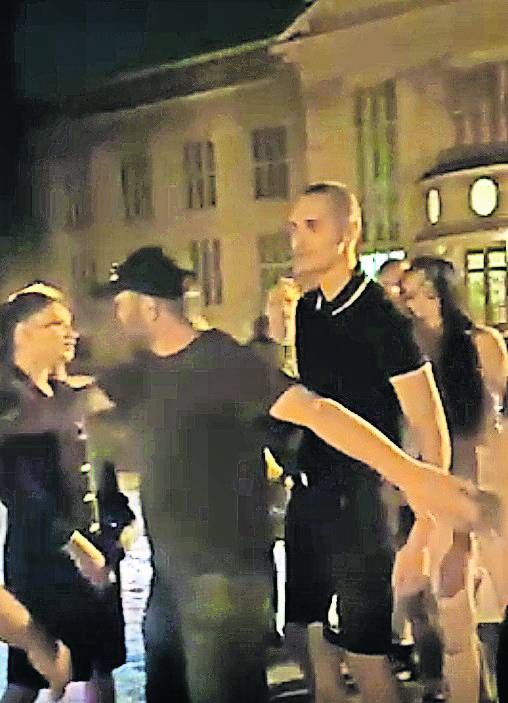 Zapalili LGBT zastavu, a našoj novinarki dali šaku u glavu kad ih je snimala. Policija je gledala