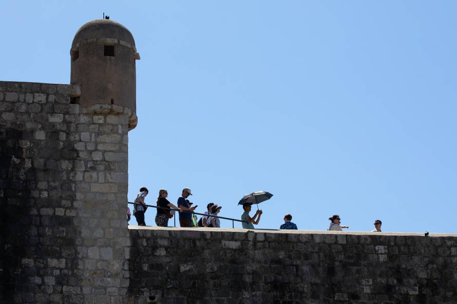 Visoke temperature i turističke gužve u Dubrovniku