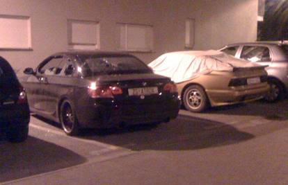 Pucali u BMW i  slučajno pogodili parkirani Porsche 