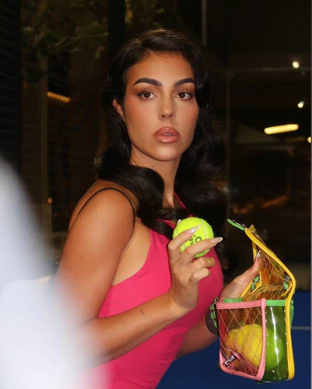 Georgina zaigrala padel u ultra kratkoj haljini. Teren 'planuo', a njezin Ronaldo nigdje na vidiku!