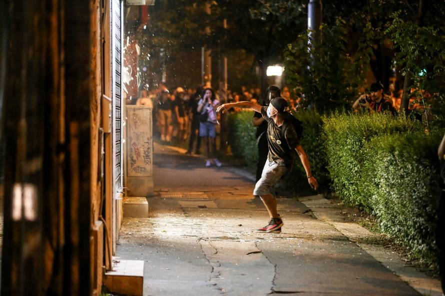 Beograd: Novi prosvjed na beogradskim ulicama, okupljeni su bacali kamenje i pirotehnička sredstva