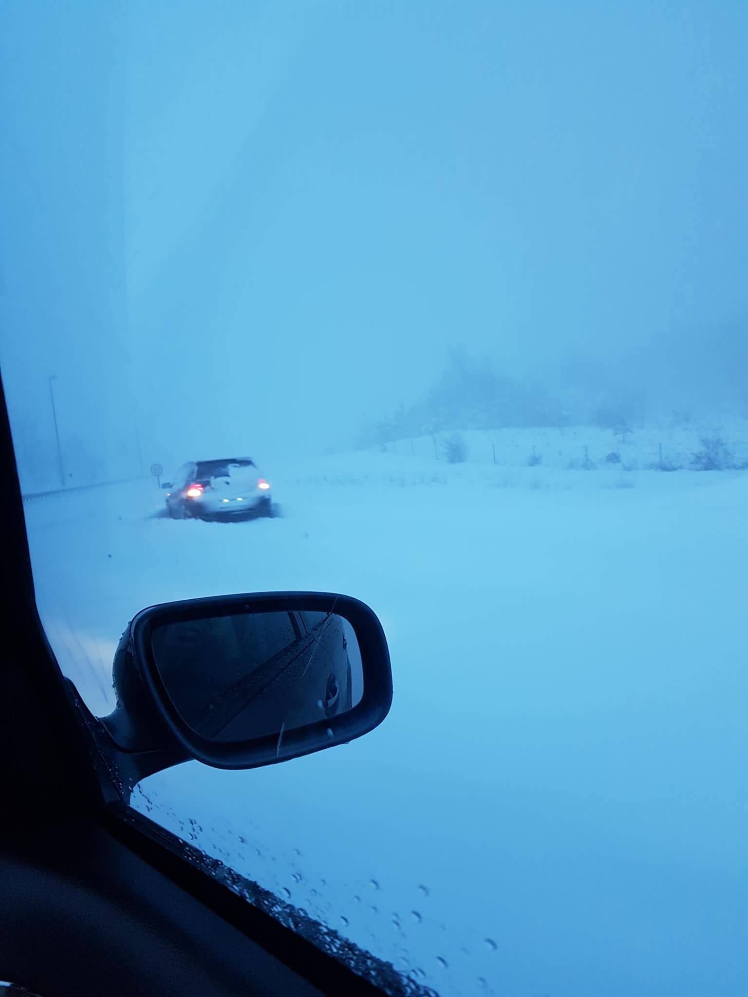 Snijeg zatrpao autocestu A1: 'Jedva se vozi, neki auti stoje'