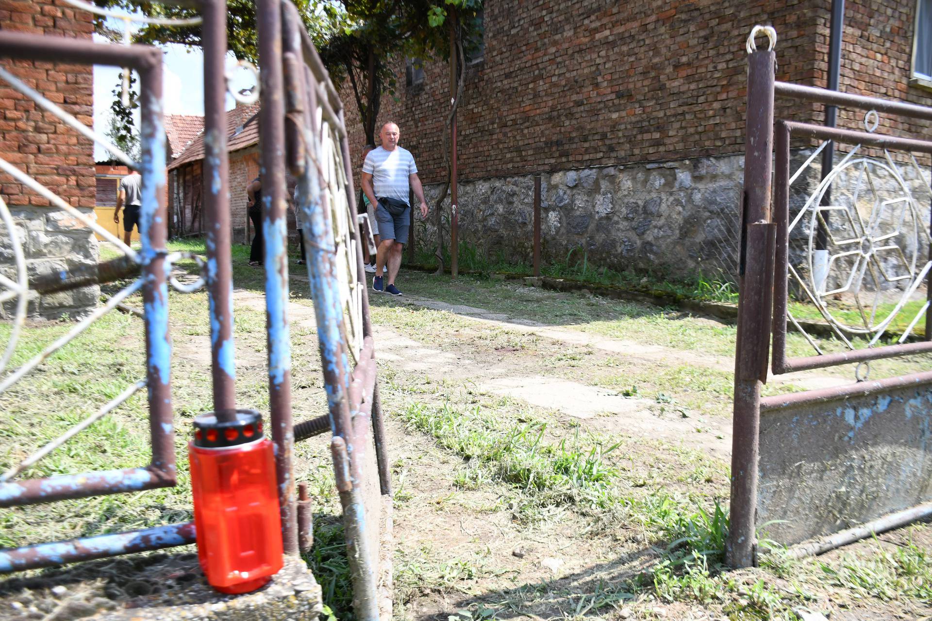 Garešnica: Rastrojeni muškarac napao policajce, pozlilo mu je te nedugo zatim preminuo, njegova majka je u šoku