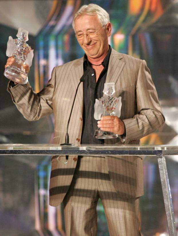 ARHIVA - Uz album godine Oliver nagrađen Porinom u još tri kategorije 2006. godine