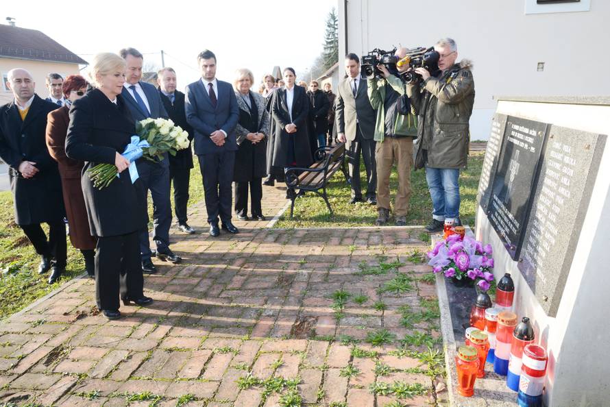 BaÄin: Kolinda Grabar-KitaroviÄ poloÅ¾ila cvijeÄe na spomen obiljeÅ¾je poginulim mjeÅ¡tanima