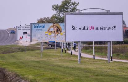 FOTO Preko plakata kod Velike Gorice zaprosio je svoju Martu: 'Što misliš DA se oženimo?!'