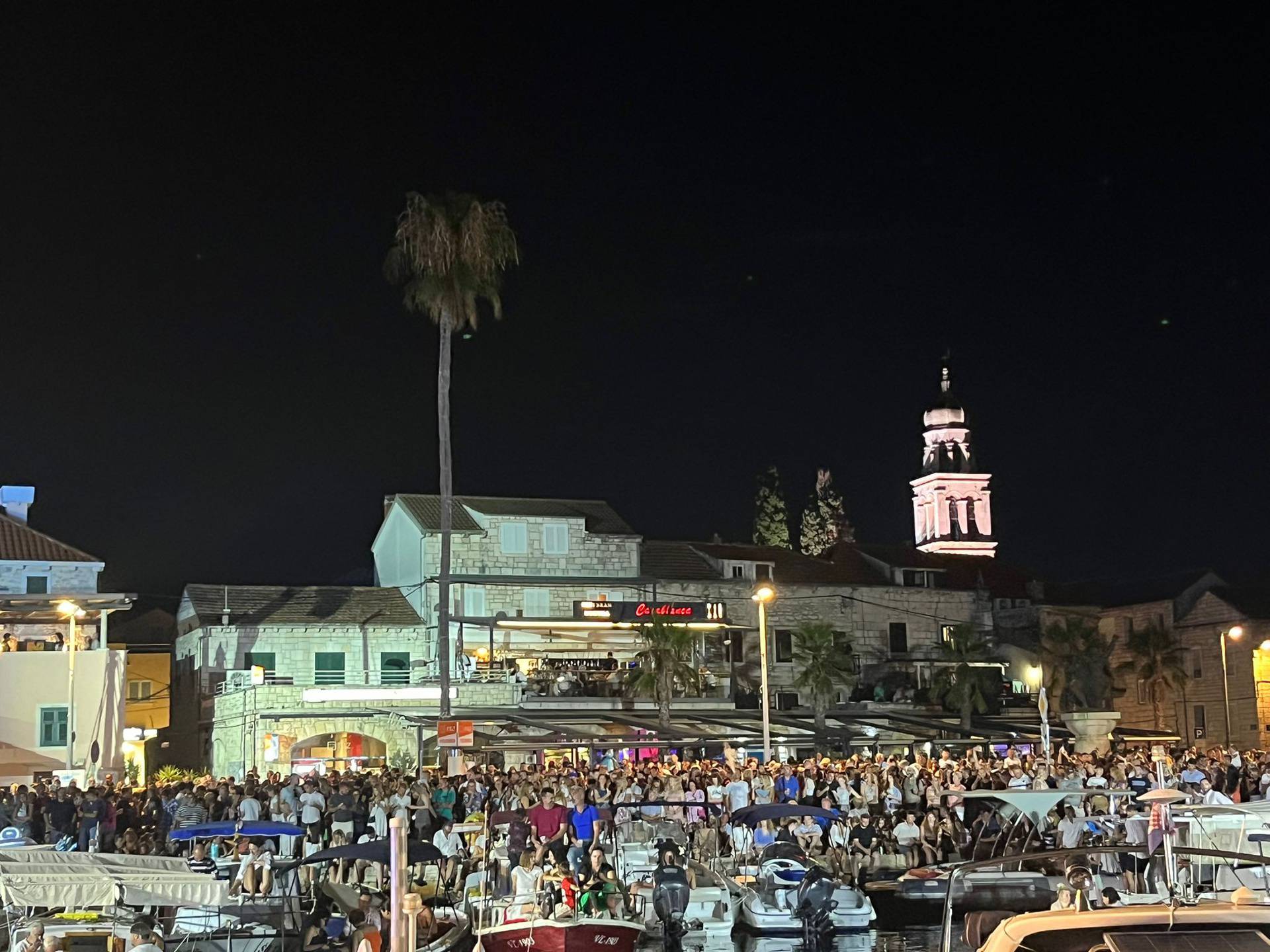 Poseban doživljaj: Koncert u čast Oliveru neki su popratili s barki  uz velolušku rivu...