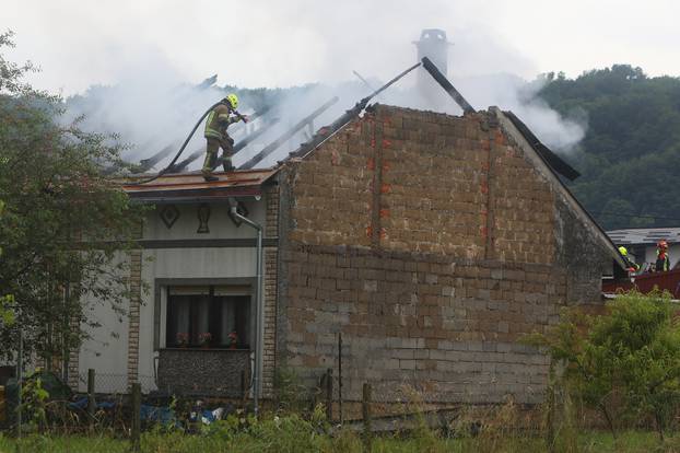 Karlovac: Grom udario u kuću koja se zapalila
